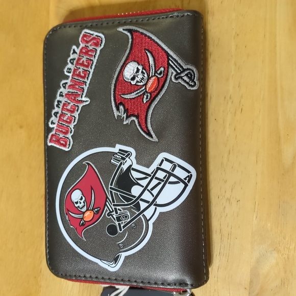 Tampa Bay Buccaneers Loungefly Wallet - Picture 2 of 4